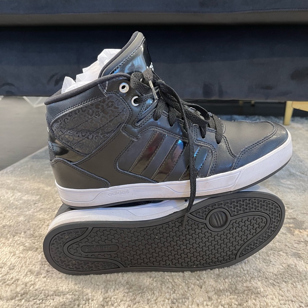 Like NEW-Ladies Adidas High Tops-Black on Black Leopard 🐆 Pattern sz. 9